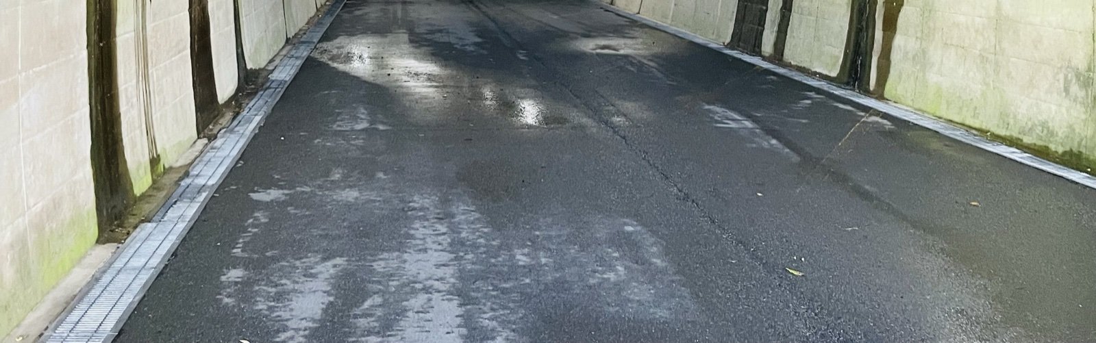 台風の翌日で濡れているトンネルの道