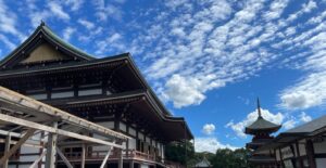 成田山新勝寺の大本堂と三重塔と青空